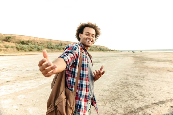 Glada afrikanska ung man bjuder in dig att gå med honom — Stockfoto