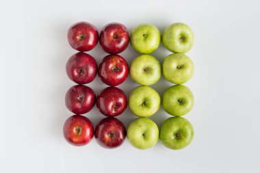 Kırmızı ve yeşil elma üst üste Üstten Görünüm