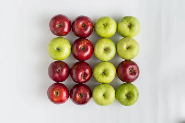 Draufsicht auf rote und grüne saftige Äpfel in einer Reihe — Stockfoto
