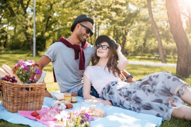 Dinlenme ve Parkta piknik aşık Çift