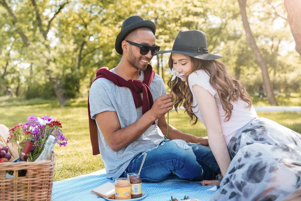 Beau jeune couple ayant un pique-nique dans le parc — Photo