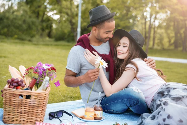 Paar umarmt und picknickt im Park — Stockfoto