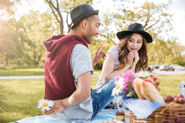 Pareja haciendo picnic y coqueteando en el parque — Foto de Stock