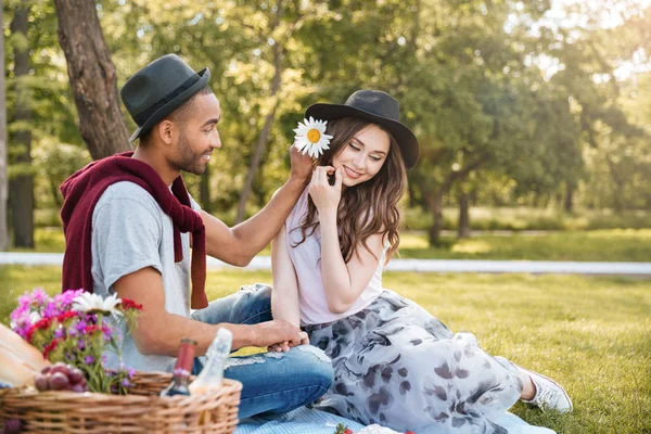 Glückliches junges Paar entspannt sich und picknickt im Park — Stockfoto