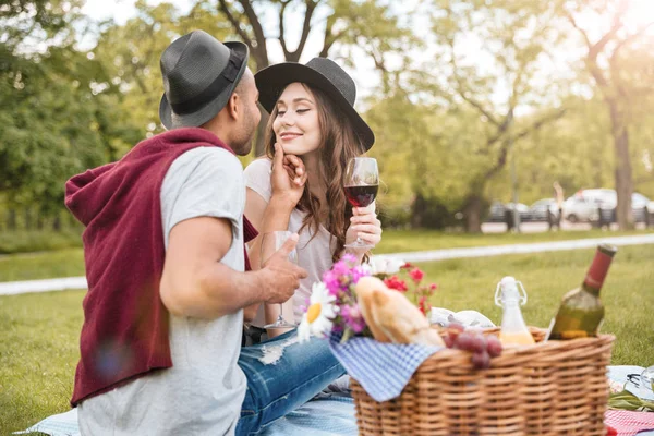 Sensual joven pareja besándose y bebiendo vid en parque — Foto de Stock