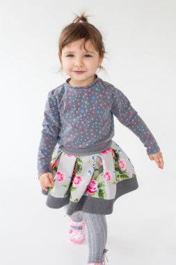 Beyaz arka plan üzerinde izole neşeli küçük kız ayakta.