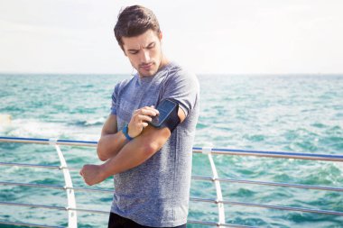 Erkek koşucu armband smartphone için ayarları ayarlama