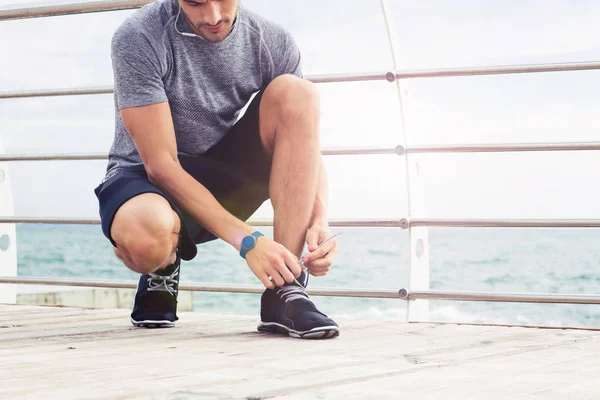 Hombre corbata cordones al aire libre —  Fotos de Stock