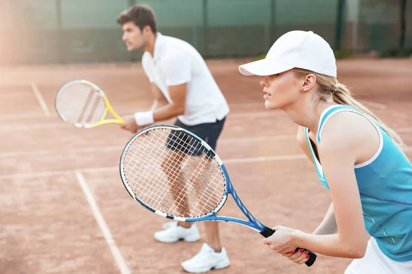 Вид збоку на тенісну жінку і чоловіка — стокове фото