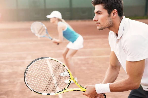 Seitenansicht von Mann und Frau im Tennis — Stockfoto