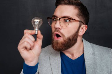 Ampul seyir gözlük hayran genç sakallı adam