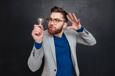 Ampul tutarak ve el ile eller gözlük erkekte