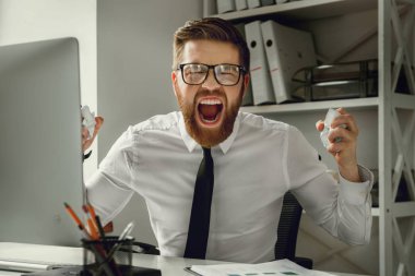 Onun çalışma evinde oturan panik içinde hayal kırıklığına işadamı