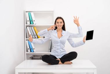 Gülümseyen meşgul başarılı iş kadını multitasking ofiste
