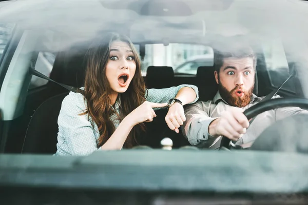 Förvånad över par i bil — Stockfoto