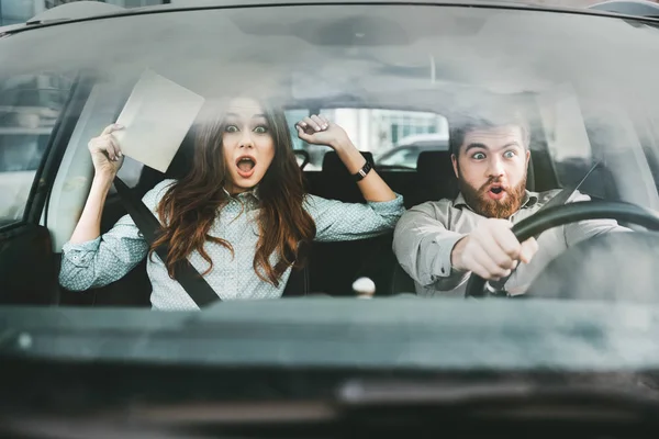 Pareja asustada en coche — Foto de Stock