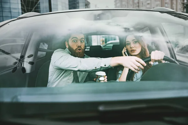 Foto frontal de pareja en coche — Foto de Stock