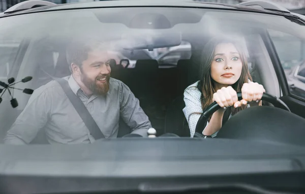 Mujer y hombre en coche —  Fotos de Stock