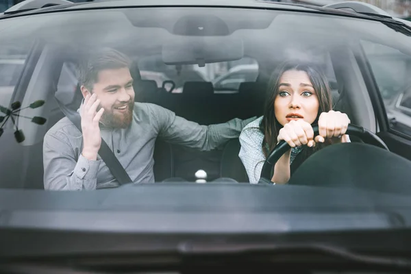 Mujer bonita y hombre en coche —  Fotos de Stock