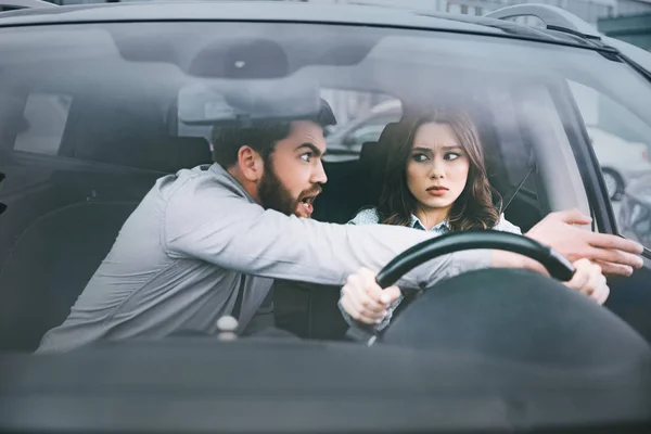 Mujer irritada y hombre en coche —  Fotos de Stock