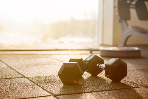 Foto di attrezzature sportive in palestra — Foto Stock