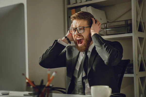 Retrato de un frustrado hombre de negocios barbudo con gafas gritando —  Fotos de Stock