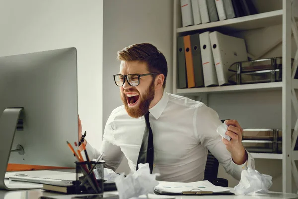 Homme d'affaires frustré dans la panique assis à son lieu de travail — Photo