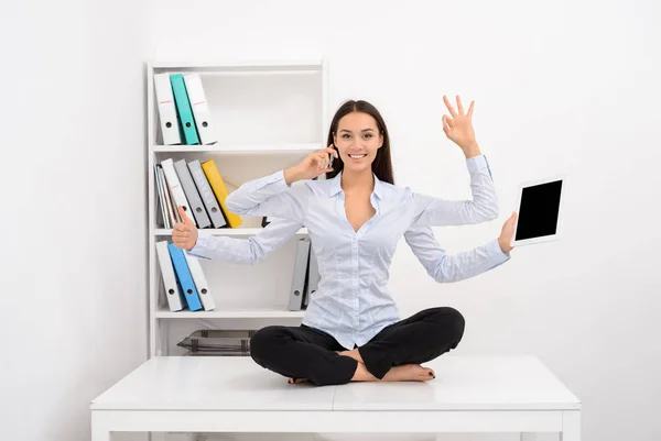 Gülümseyen meşgul başarılı iş kadını multitasking ofiste — Stok fotoğraf