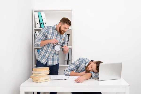 Cansado homem de negócios casual dormindo em seu local de trabalho — Fotografia de Stock