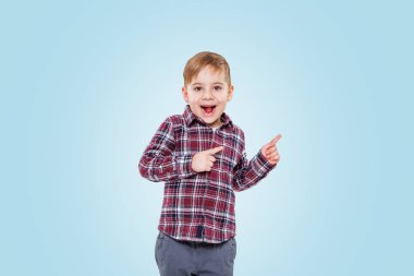 Ayakta ve parmak uzakta işaret sürpriz küçük çocuk