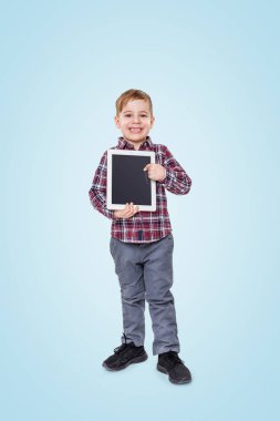 Holding ve tablet bilgisayar parmakla neşeli küçük çocuk