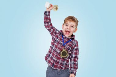 Neşeli küçük boy gösteren kupa bardak