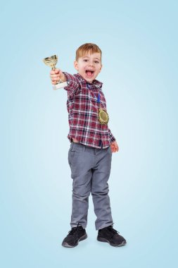 Neşeli küçük boy gösteren kupa bardak