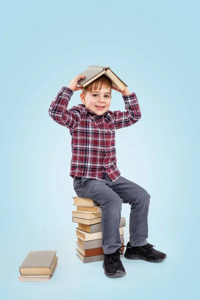 Glimlachend jongetje met boeken — Stockfoto