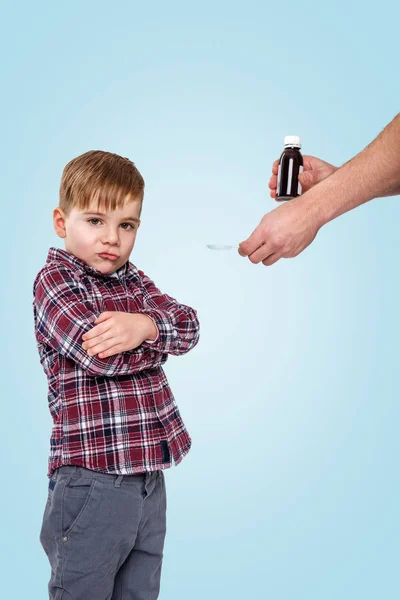 El chico no quiere tomar medicina de su madre. —  Fotos de Stock