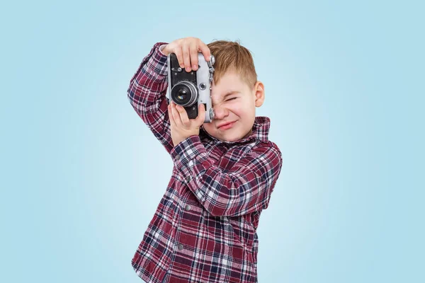 Menino de camisa tirando foto com câmera retro vintage — Fotografia de Stock