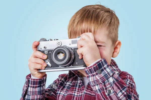 Πορτρέτο του ένα μικρό αγόρι λαμβάνοντας εικόνα με ρετρό φωτογραφική μηχανή — Φωτογραφία Αρχείου