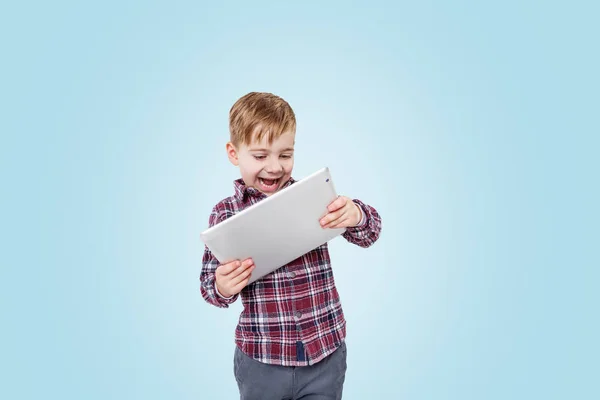 Criança olhando para o computador tablet digital e jogando jogos online — Fotografia de Stock