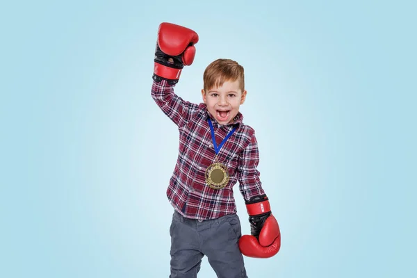 Gelukkig jongetje boksen glovesa dragen en vieren van succes — Stockfoto