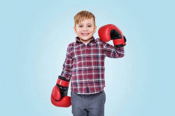 Jongen het dragen van bokshandschoenen en camera kijken — Stockfoto