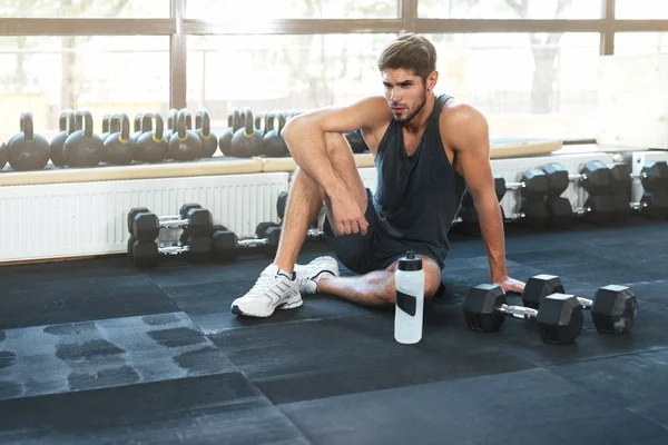 Fitness man sitting down in gym — Stock Photo, Image