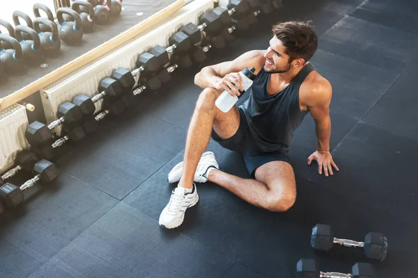 Acima foto de homem fitness sentado no ginásio — Fotografia de Stock