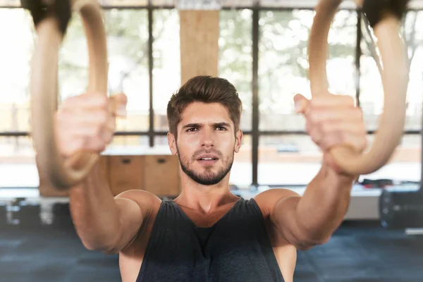 Hombre de fitness se dedica a los anillos —  Fotos de Stock