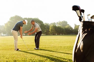 Genç sporcunun Golf hocası ile pratik