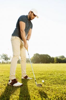 Yaklaşık bir golf topu tee için erkek golfçü