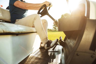 Bir golf arabası sürüş bir gencin Resim kırpılmış