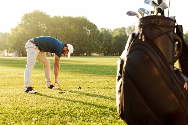 Genç erkek golfçü oyun öncesi Isınma