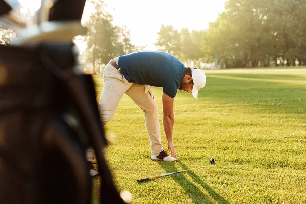 Jovem desportista de golfe aquecendo exercícios — Fotografia de Stock