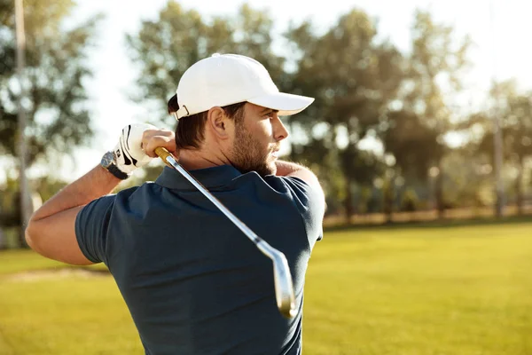 Gros plan d'un jeune homme concentré tirant une balle de golf — Photo