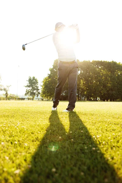 Profesyonel erkek golf oyuncu ile bir sürücü bir tee isabet — Stok fotoğraf